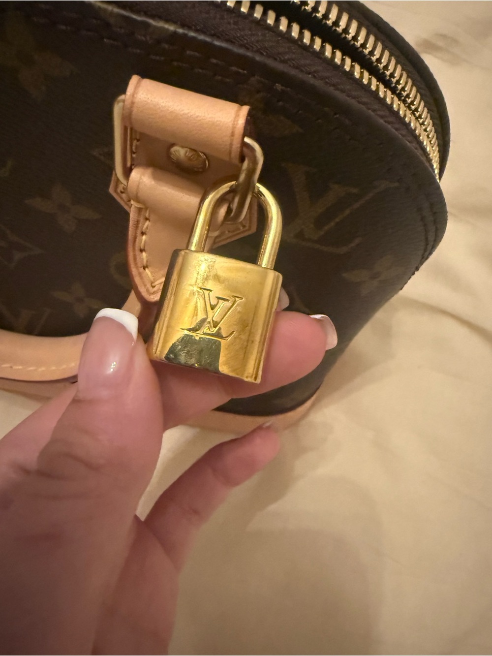 Louis Vuitton Monogram Alma BB in Mono Canvas with Victorian Wallet. - Picture 3 of 16